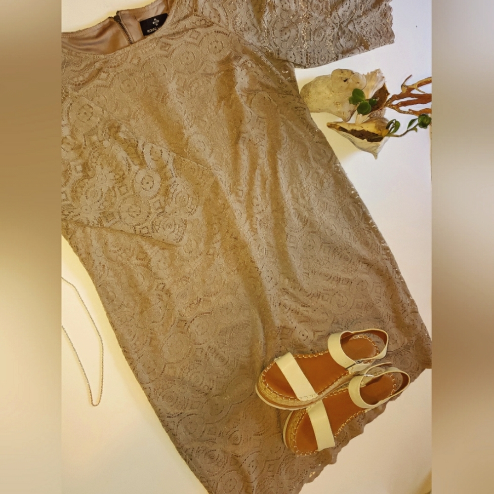 Laced beige long sleeved dress 👗